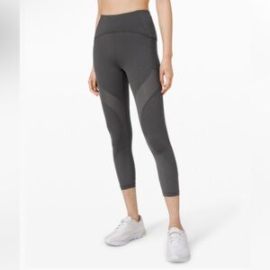 UNCOVERED STRENGTH HIGH-RISE CROP 23"
Graphite Grey size 4